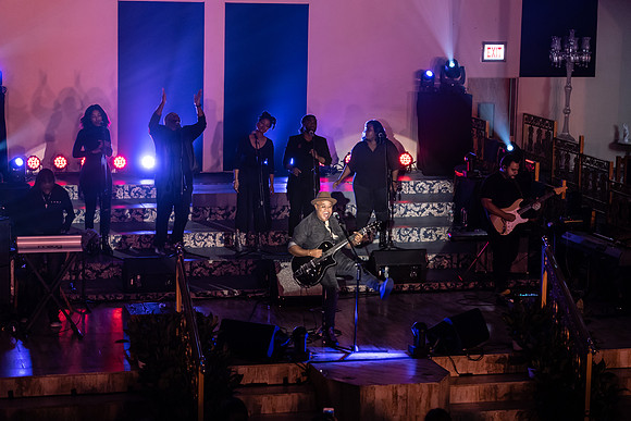 Israel Houghton0079