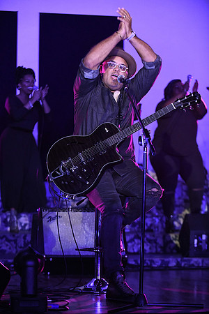 Israel Houghton0050