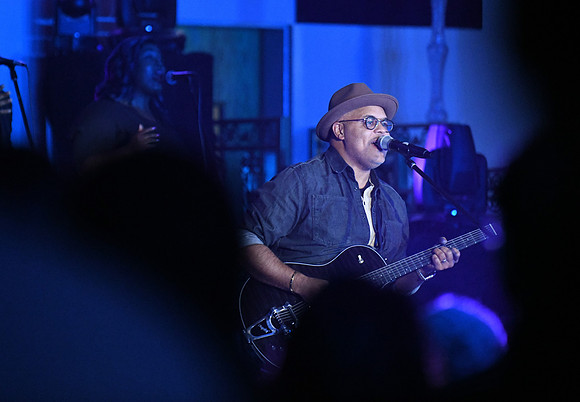 Israel Houghton0034