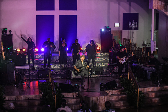Israel Houghton0080