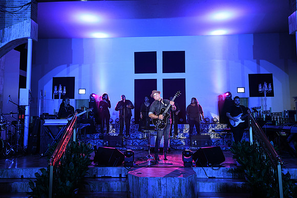 Israel Houghton0100